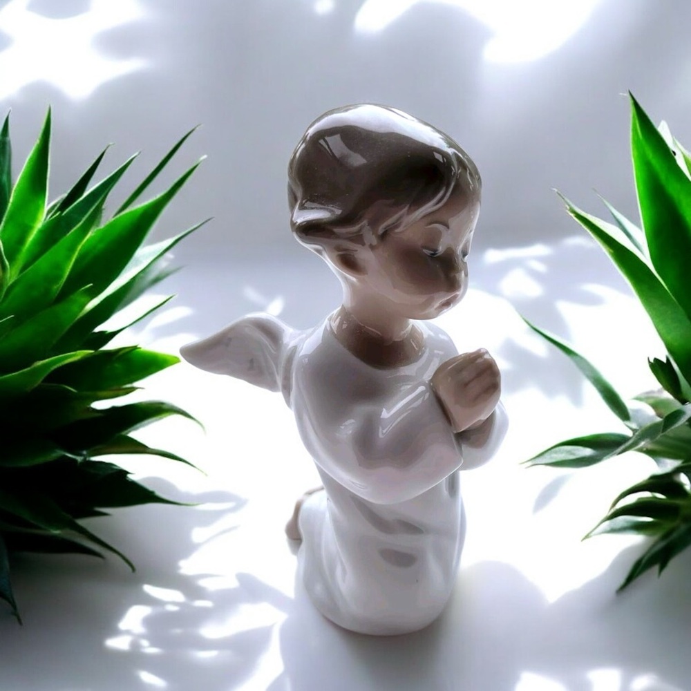 Lladró Angel Praying Figurine #4962 - Picture 5 of 16